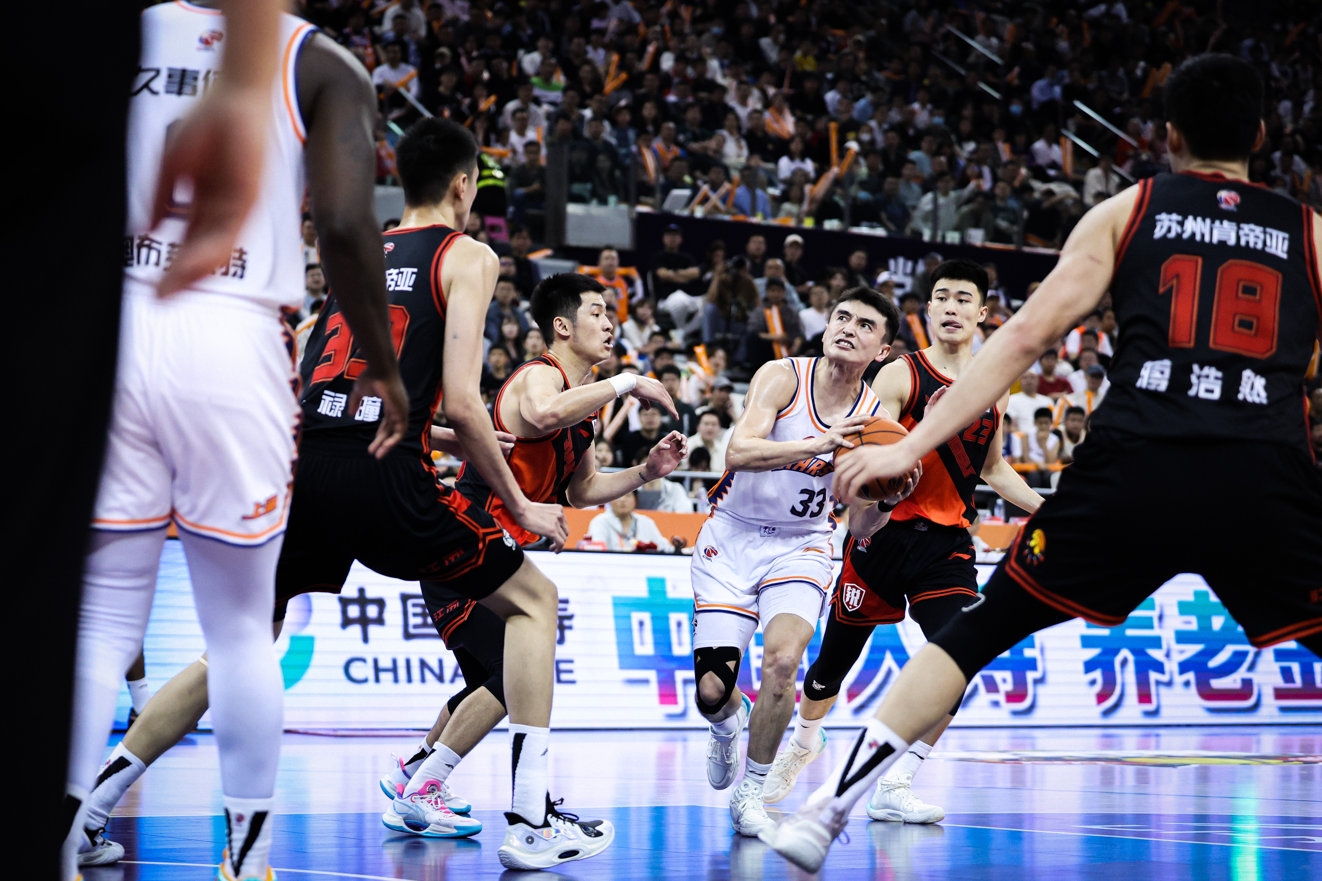 熊猫体育官方-吉林男篮全队配合默契，取得胜利