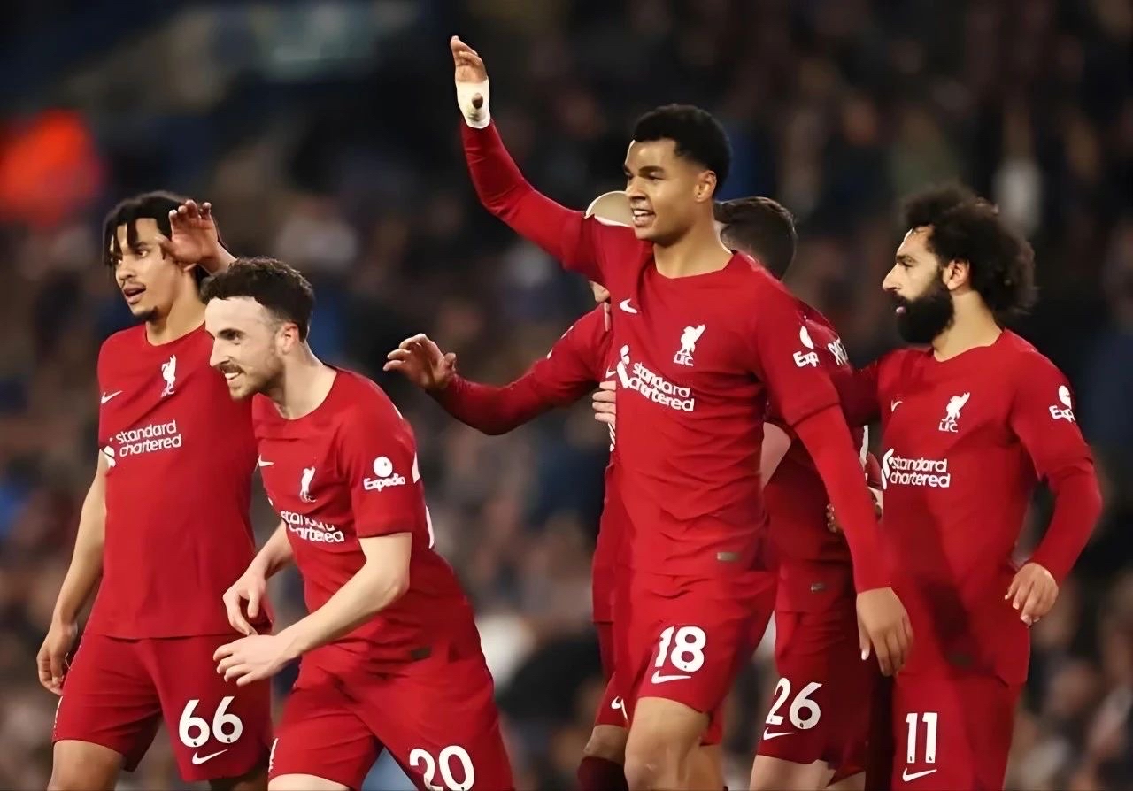 曼联在英超联赛中取得胜利，继续排名第一