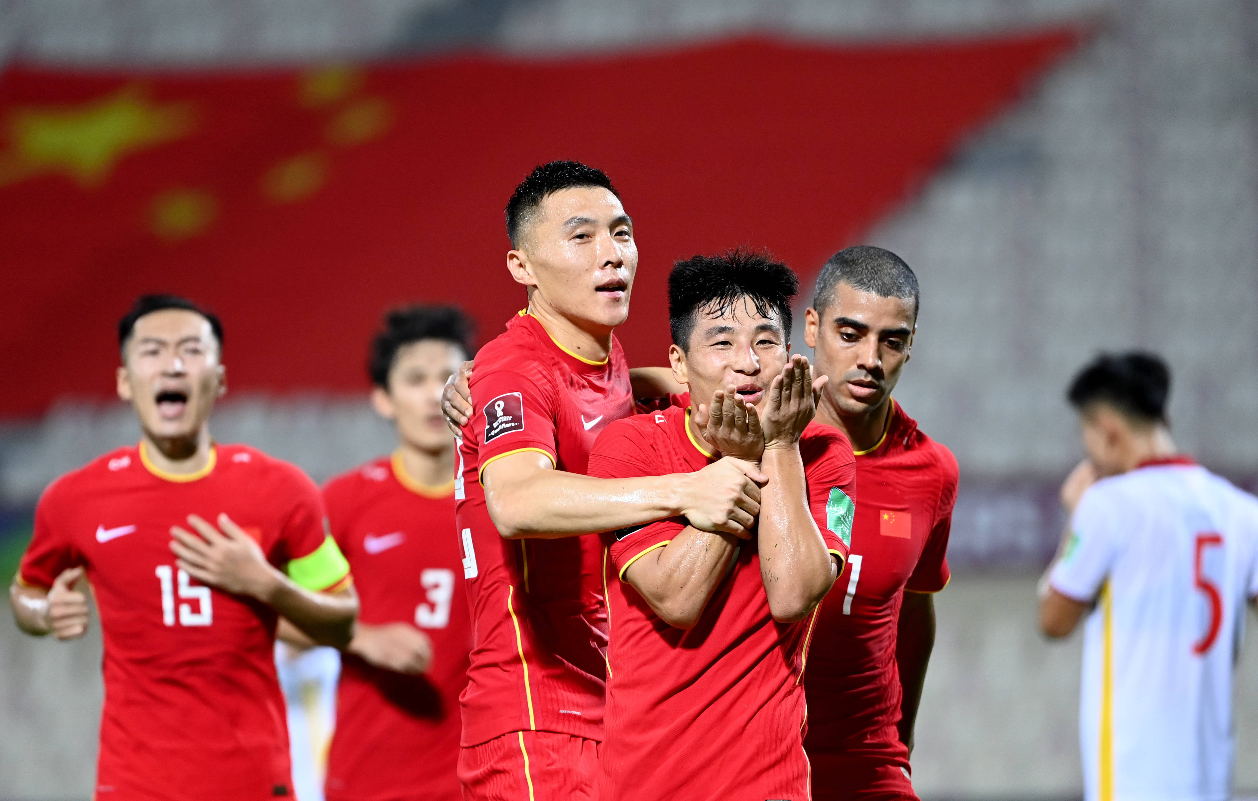 中国足球队在世预赛中取得胜利,晋级明年世界杯!的简单介绍 中国足球队在世预赛中取得胜利,晋级明年世界杯!的简单介绍