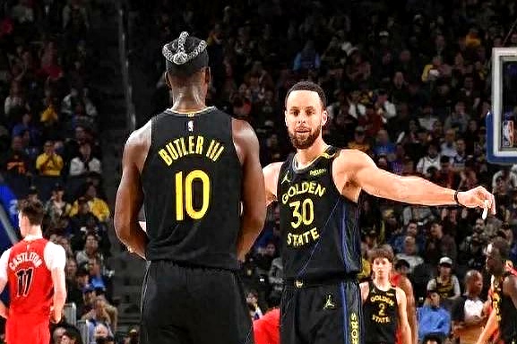 关于湖人主场擒雄鹿,领先西部排名的信息 关于湖人主场擒雄鹿,领先西部排名的信息