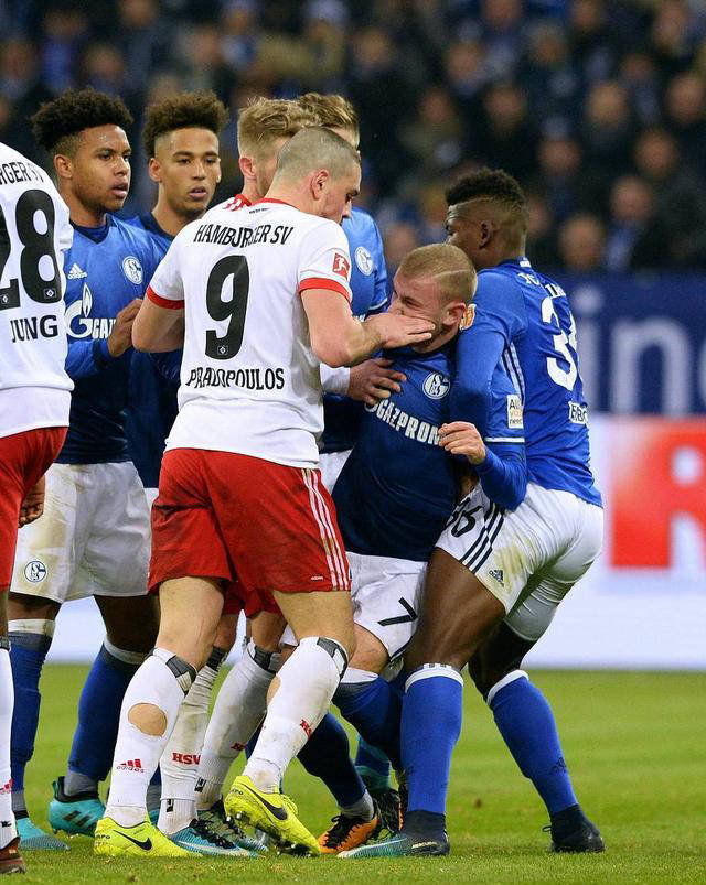 沙尔克04遭遇失利,战绩略显低迷 沙尔克04遭遇失利,战绩略显低迷