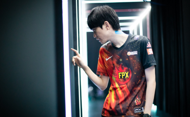 DRX绝杀FNC,Doinb单局斩获MVP焦点之战成都决赛之夜,让粉丝疯狂欢呼 DRX绝杀FNC,Doinb单局斩获MVP焦点之战成都决赛之夜,让粉丝疯狂欢呼